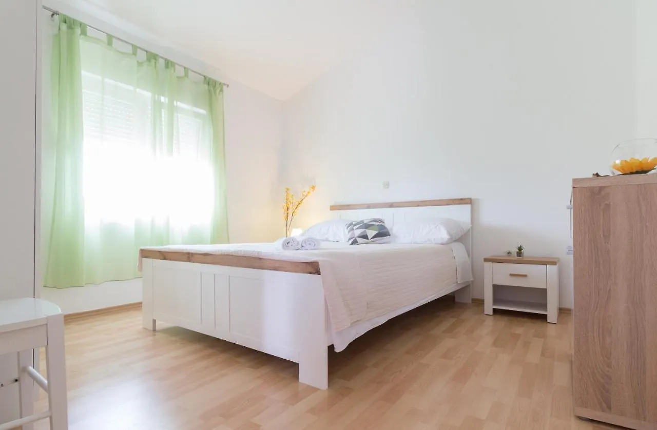 Apartment Nikol With Big Private Garden And Terrace 350 Meters From The Sea - By Ta Leut Agency Privlaka  Croatia