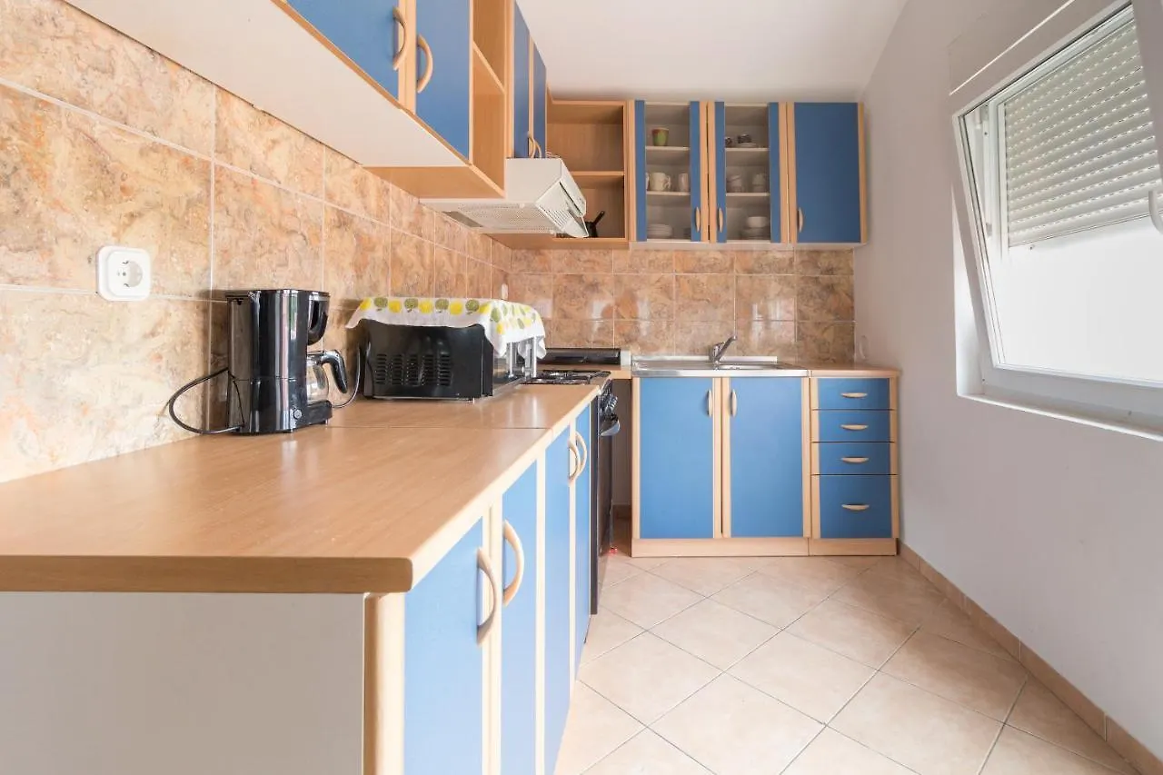 Apartment Nikol With Big Private Garden And Terrace 350 Meters From The Sea - By Ta Leut Agency Privlaka