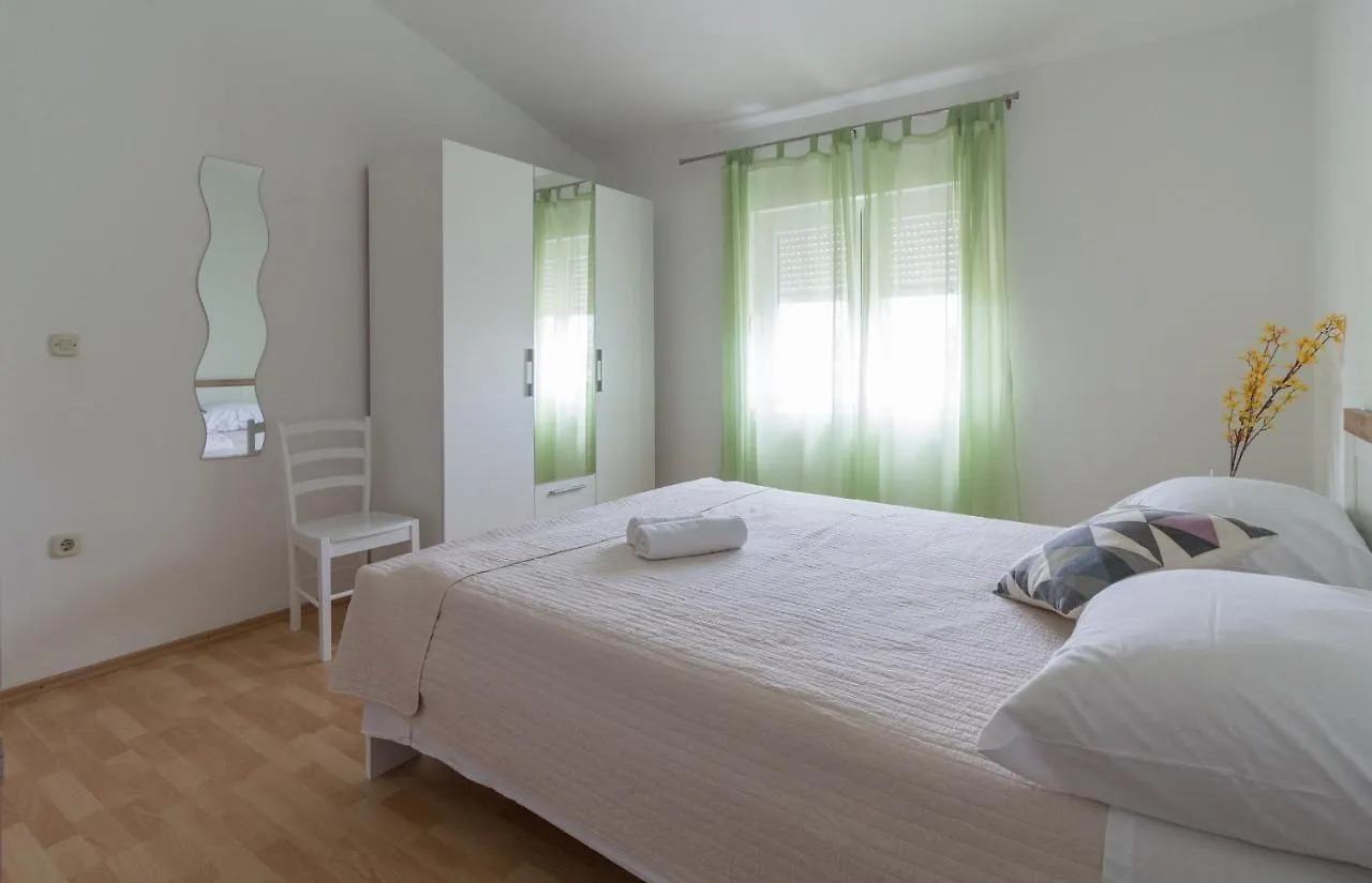 Apartment Nikol With Big Private Garden And Terrace 350 Meters From The Sea - By Ta Leut Agency Privlaka