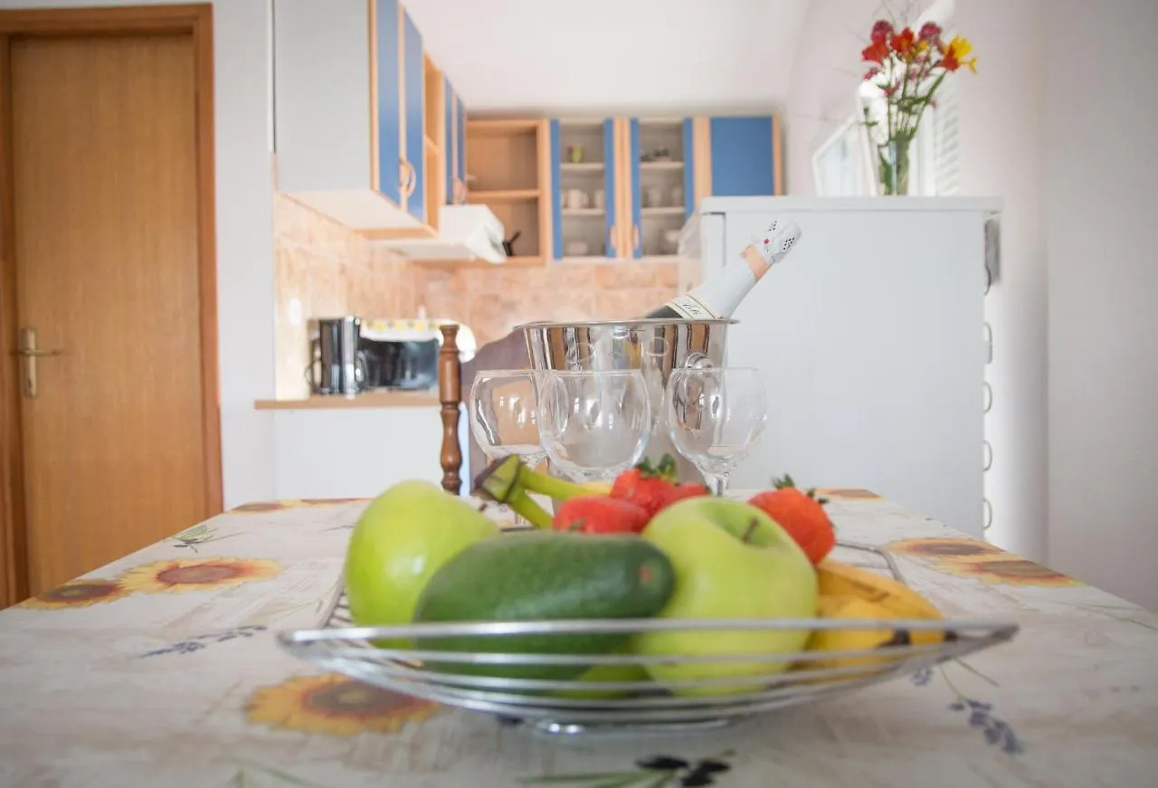 Apartment Nikol With Big Private Garden And Terrace 350 Meters From The Sea - By Ta Leut Agency Privlaka