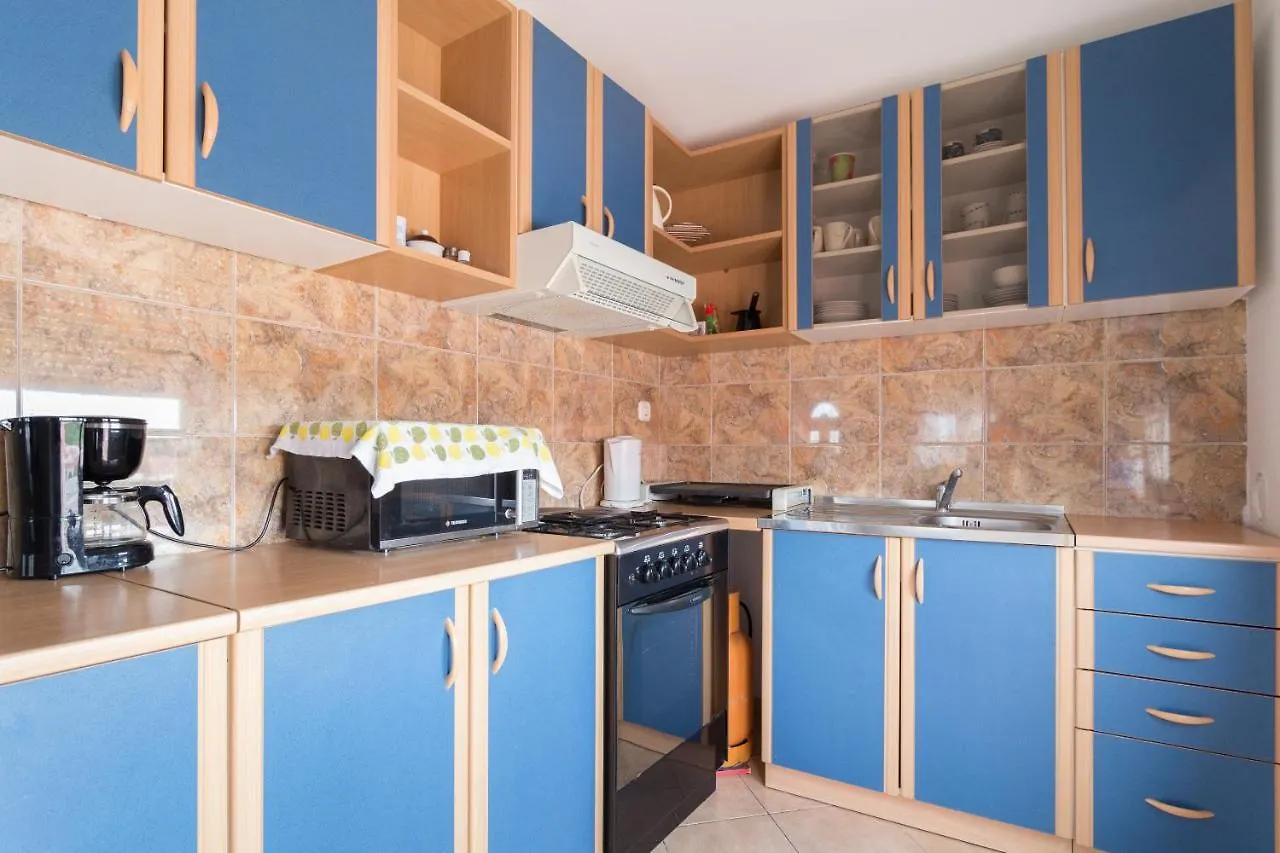 Apartment Nikol With Big Private Garden And Terrace 350 Meters From The Sea - By Ta Leut Agency بريفلاكا